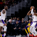 LeBron e Bronny James, seu filho, fazem história na NBA ao jogarem juntos