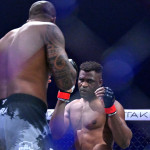 Francis Ngannou vence Renan Problema e dedica cinturão da PFL ao filho de 15 meses falecido