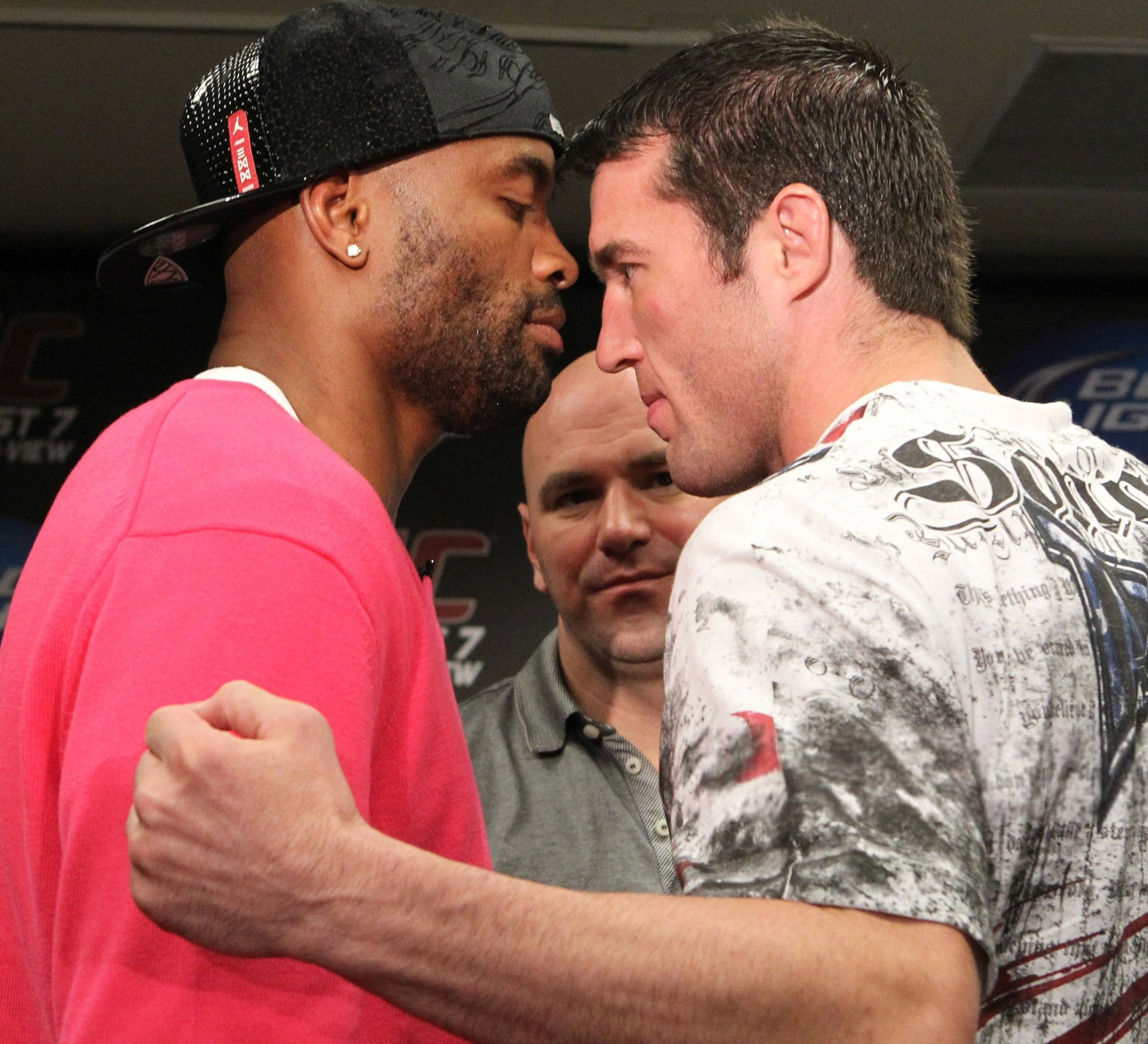 Anderson Silva enfrentará rival Chael Sonnen em última luta da carreira