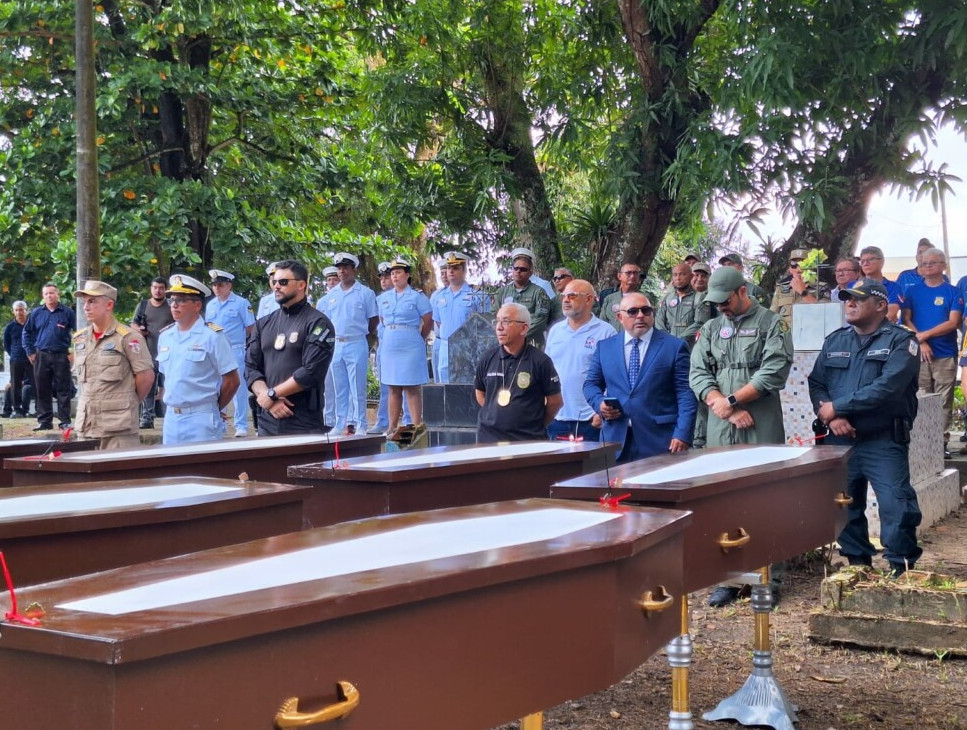 Cerimônia laica marca enterro de imigrantes africanos encontrados em barco à deriva no Pará