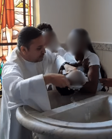 Família denuncia padre que deu puxão em bebê durante batizado