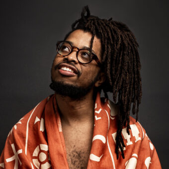 Maurício Pazz transforma fé, movimento e ancestralidade em música no álbum de estreia Afã e Fé