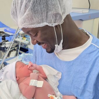 Professor congolês relata constrangimento em cartório no Brasil: “Eu só queria escolher um nome africano para o meu filho”