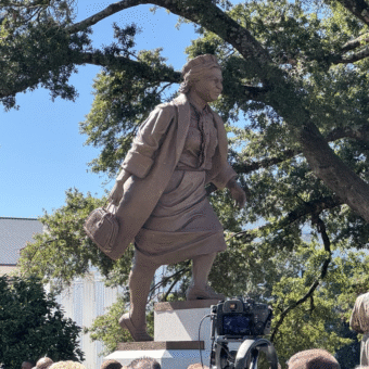 Estátua de Rosa Parks se torna o primeiro monumento a uma mulher negra no Capitólio do Alabama