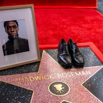 Chadwick Boseman ganha estrela póstuma na Calçada da Fama e reafirma seu lugar na história do cinema