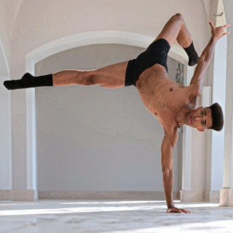 Gustavo Fagundes, o primeiro bailarino brasileiro contratado pela Universal Studios Beijing