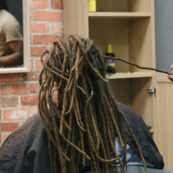 TRT-MG valida justa causa por apelido racista direcionado a funcionária com dreadlocks, ‘Medusa”