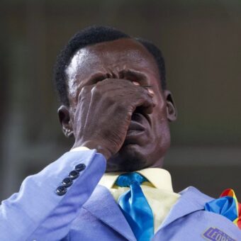 Torcedor estátua da República Democrática do Congo chora após eliminação para a Argélia e vira símbolo da AFCON