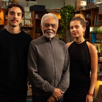 Gilberto Gil abre o Tiny Desk Brasil 2026 ao lado dos netos Flor e Bento