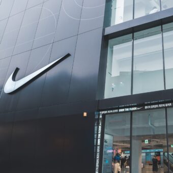 Governo Trump investiga a Nike por suposta discriminação contra brancos em meio a políticas de diversidade
