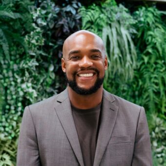 A inteligência que não é artificial: como Léo Oliveira transforma repertório negro em estratégia de liderança