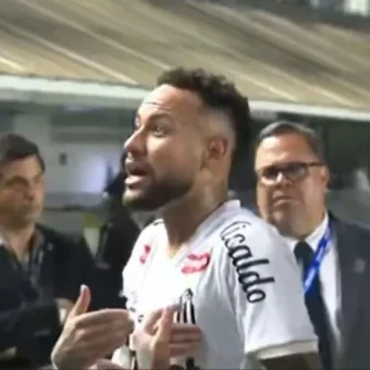Neymar discute com torcedores após empate do Santos e deixa campo sob vaias