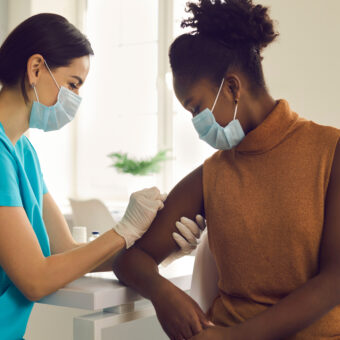 Anvisa aprova vacina contra bronquiolite para maiores de 18 anos no Brasil