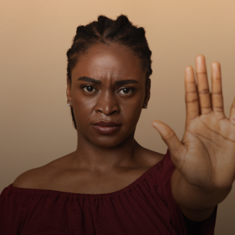 Mulheres negras seguem sendo as maiores vítimas de homicídio feminino no Brasil, aponta Atlas da Violência 2026