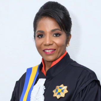 Desembargadora Adenir Carruesco relata racismo após ser confundida com funcionária de supermercado