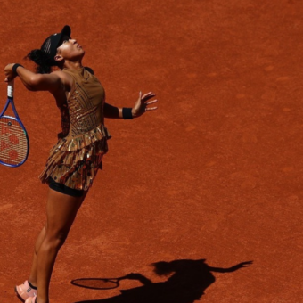 Naomi Osaka rouba a cena com look de alta costura no Roland Garros