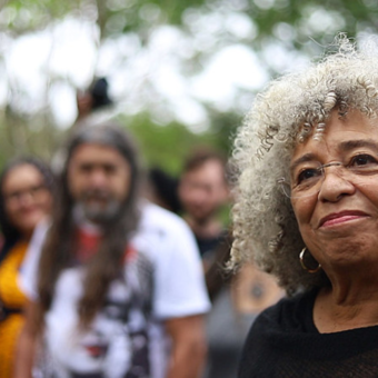 Angela Davis estreia na Flip e leva o pensamento negro ao centro do principal festival literário do Brasil