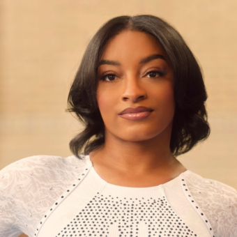 Simone Biles relata grave susto de saúde e passa semana em recuperação em casa: “Quase morrer não estava nos meus planos”