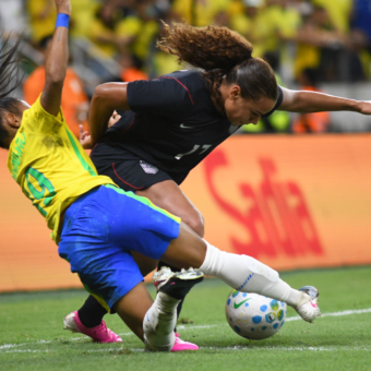 Com público recorde no futebol feminino, Brasil perde para os Estados Unidos em jogo marcado pela arbitragem