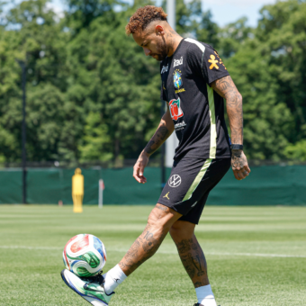 Neymar faz primeiro treino em campo com a Seleção na Copa do Mundo e se aproxima da estreia