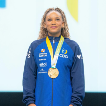 Rebeca Andrade conquista ouro no salto e celebra retorno às competições no Pan-Americano