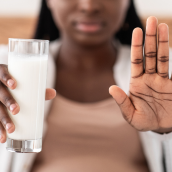 Adeus aos comprimidos? Novo adesivo para intolerância à lactose promete revolucionar rotina de milhões de pessoas