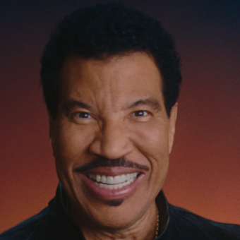 Após mal-estar durante show, Lionel Richie atualiza estado de saúde: ”Estou bem”