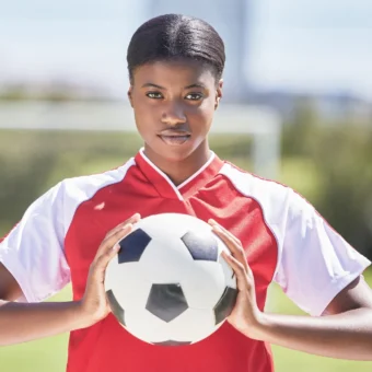Fundação Decathlon abre inscrições para edital que vai investir R$ 1 milhão em projetos de futebol feminino para meninas
