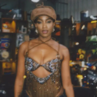 IZA estreia no Tiny Desk Brasil com performance que celebra sua trajetória
