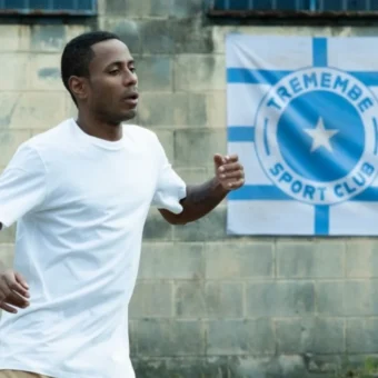 Ícaro Silva surge caracterizado como Robinho na 2ª temporada de Tremembé
