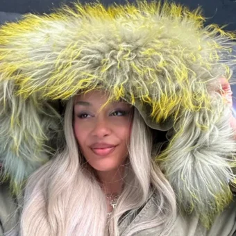 Jorja Smith celebra dez anos de carreira com What Are The Odds antes de desembarcar no Brasil