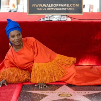 Angélique Kidjo faz história como primeira artista africana a receber estrela na Calçada da Fama de Hollywood