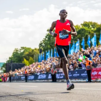 Recordista mundial queniano, Sabastian Sawe, desiste da Maratona de Berlim por lesão