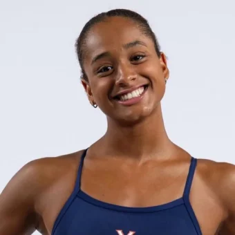 Sara Curtis faz história na natação como primeira nadadora negra a deter recorde mundial em piscina longa