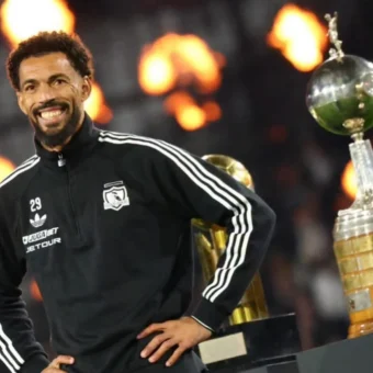Vozinha é apresentado pelo Colo-Colo e recebe camisa oficial em cerimônia especial no Chile