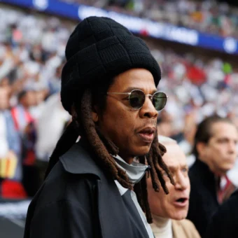 Jay-Z será atração do Super Bowl 2027 após levar Rihanna, Usher e outros artistas ao palco pela Roc Nation