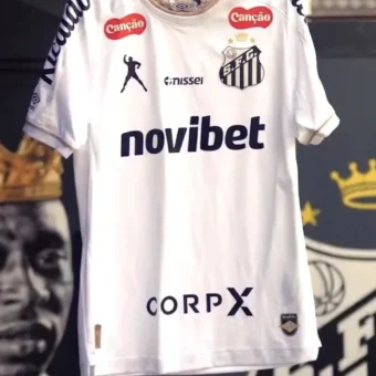 Santos, Umbro e Pelé Brand lançam coleção limitada que transforma legado do Rei em peça de colecionador