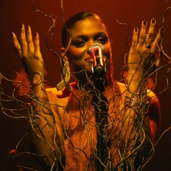 THAMI lança “Relevuras” e mistura neo soul, R&B e MPB em reflexão sobre as marcas da vida