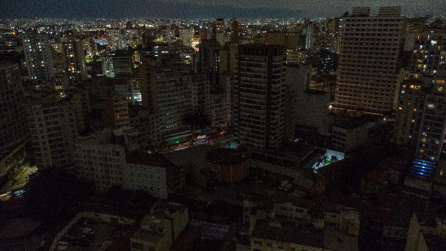 foto-aerea-mostra-apagao-na-regiao-da-praca-da-republica-em-sao-paulo-em-marco-de-2024-predios-iconicos-como-o-copan-ficaram-sem-luz-por-quatro-dias