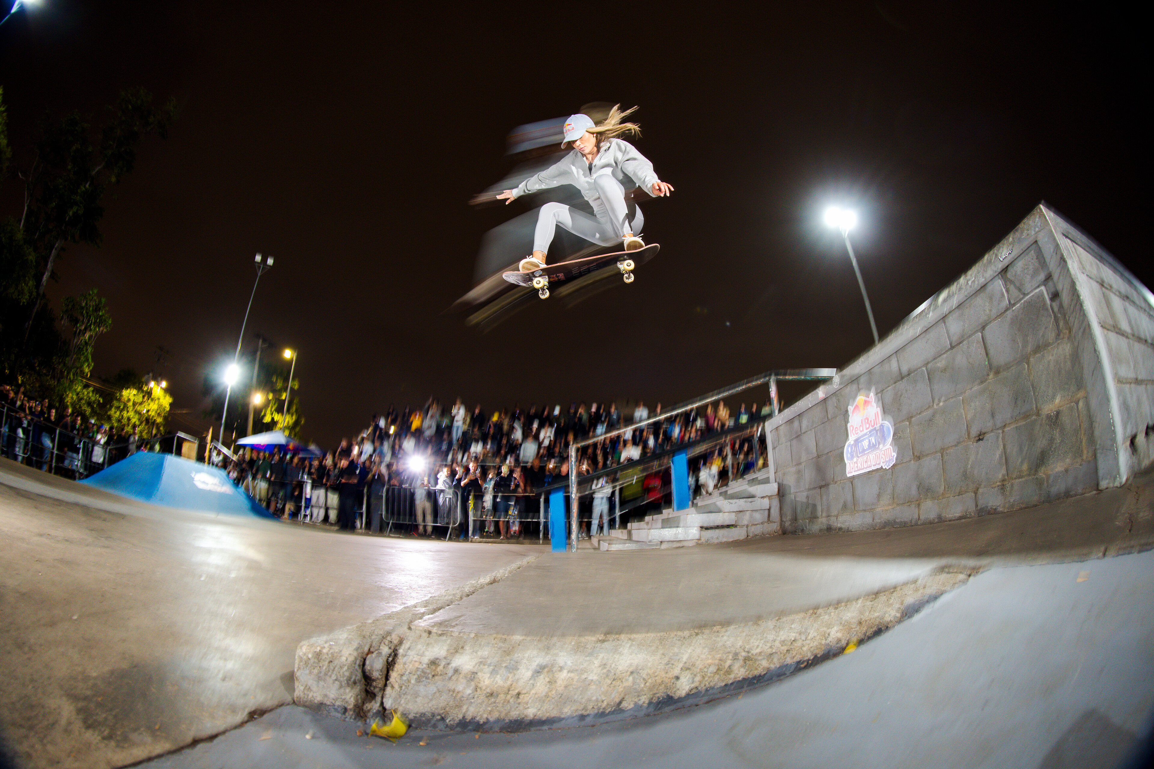 Grandes skatistas mostram manobras e interagem com público no Red Bull Drop In Tour América do Sul