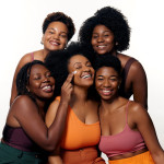 Negra Rosa lança linha de skincare pensado para mulheres negras