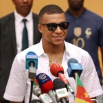 Kylian Mbappé retorna às suas raízes em uma emocionante visita a Camarões e recebe escolta militar diante da multidão empolgada