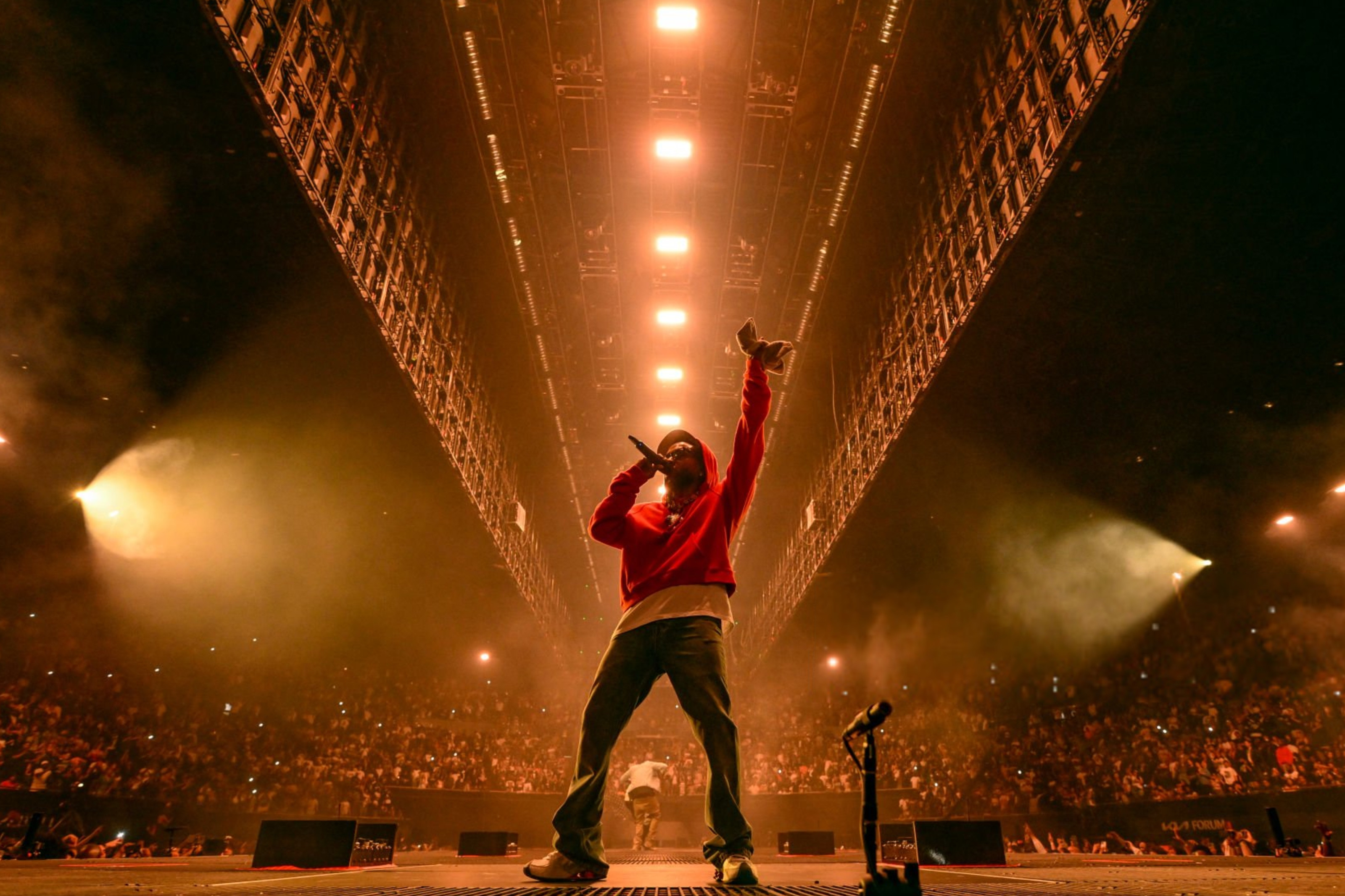 Kendrick Lamar homenageia Tupac Shakur em seu show em Los Angeles