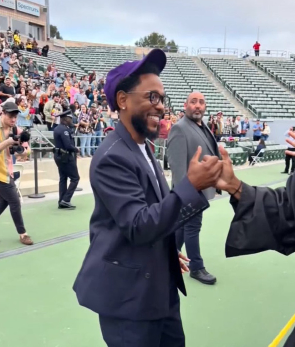 Kendrick Lamar faz visita surpresa ao Compton College para inspirar a turma de formandos de 2024