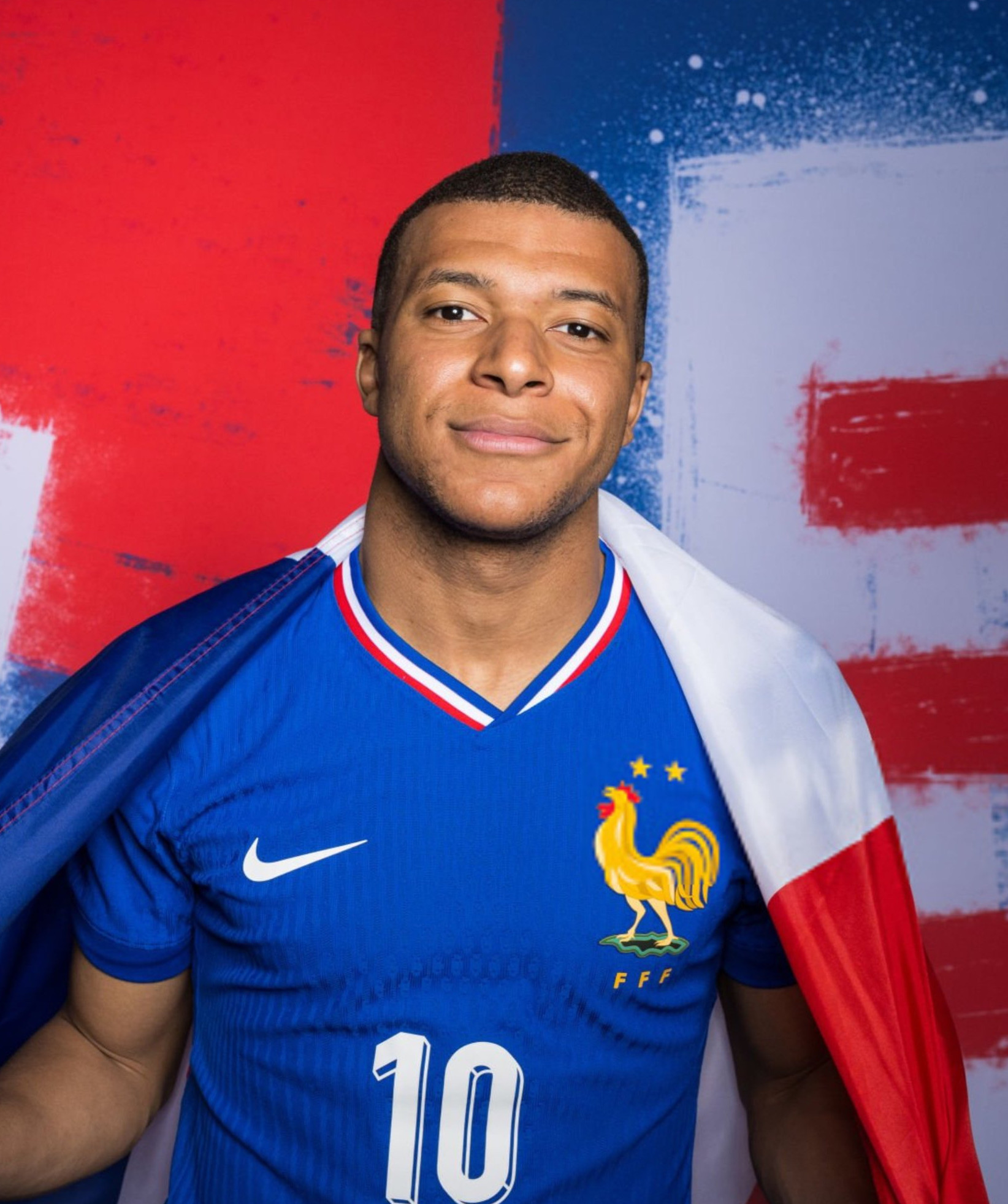 Mbappé critica avanço da extrema direita na França e convoca jovens a votar