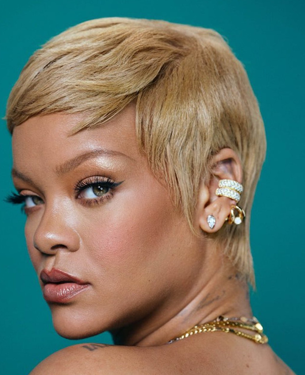 Rihanna divulga nova linha de cuidados capilares “Fenty Hair