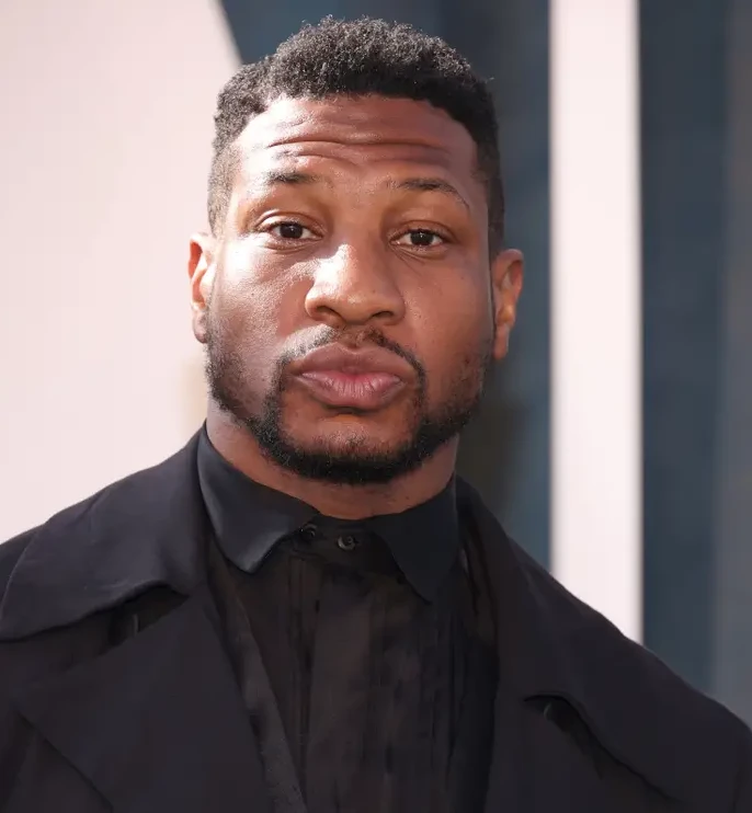 Jonathan Majors é condenado  a um ano de reabilitação em caso de violência domestica