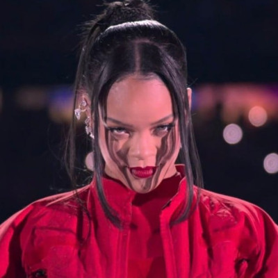 Após 7 anos, Rihanna volta aos palcos com show impecável