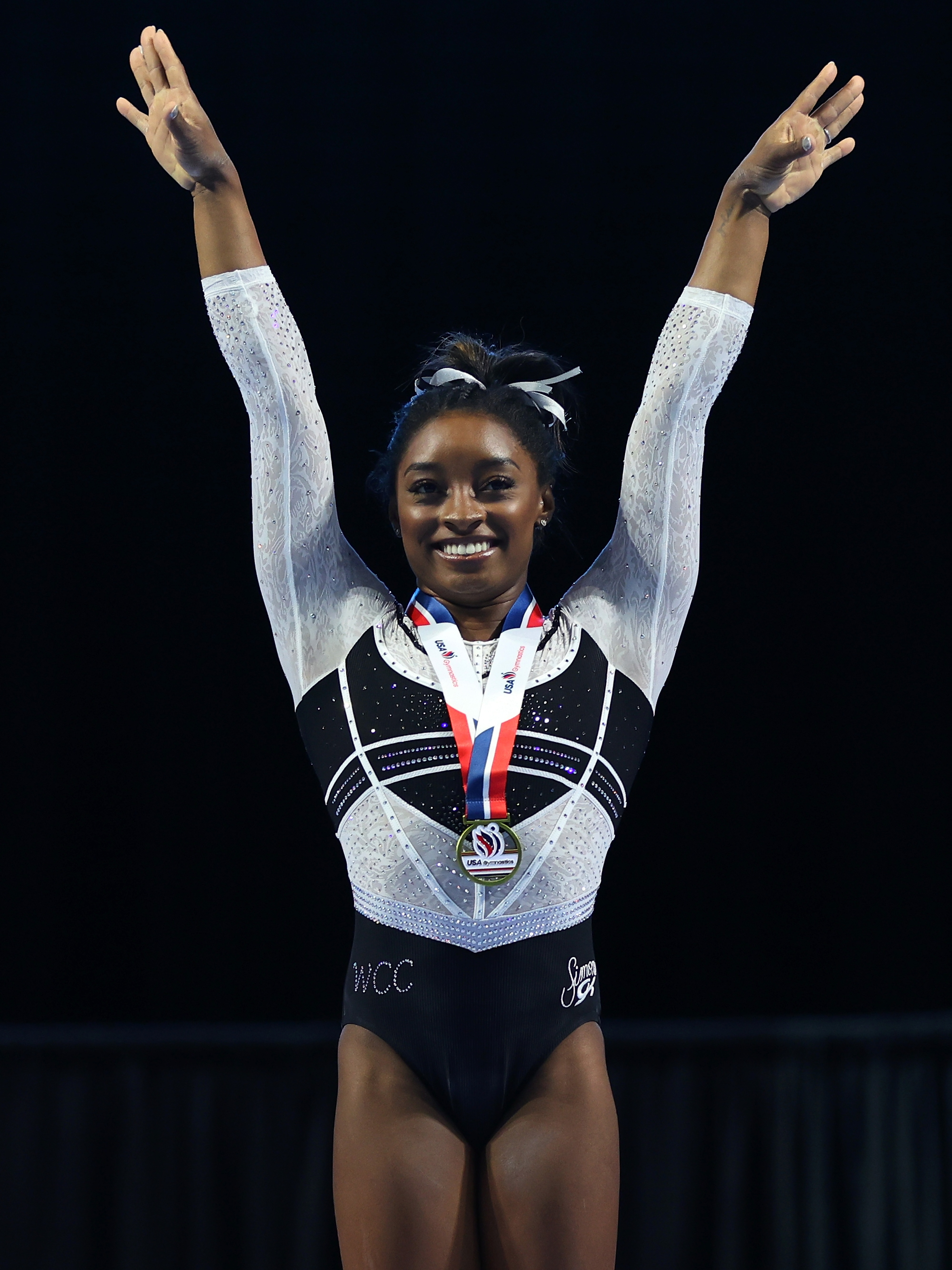 simone-biles-celebra-apos-vencer-competicao-nos-eua-1691323068996_v2_3x4